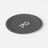 Weiße Punkte auf schwarzem Monogramm Pappteller (Schrägansicht)