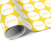 Weiße Punkte Muster auf goldgelb mit Namen Geschenkpapier (Rolleneckpunkt)