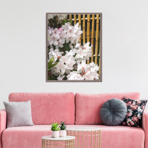 Weiße Rhododendron Blooms und Bambuszaun Blumen Leinwanddruck