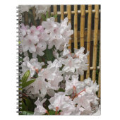 Weiße Rhododendron Blooms und Bambuszaun Blumen Notizblock (Vorderseite)