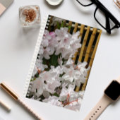 Weiße Rhododendron Blooms und Bambuszaun Blumen Notizblock