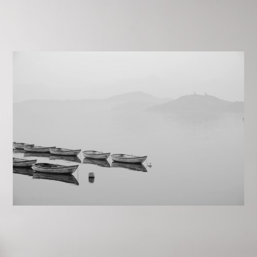 WEISSE ROHBOOTE INLINE AUF WASSERKÖRPER WÄHREND DE POSTER (Vorne)