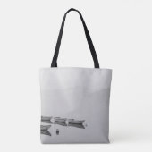 WEISSE ROHBOOTE INLINE AUF WASSERKÖRPER WÄHREND DE TASCHE (Rückseite)