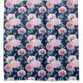 Weiße, rosa Blume auf dunkelblau. Duschvorhang (Vorderseite)