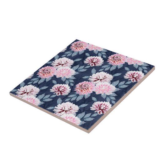 Weiße, rosa Blume auf dunkelblau. Fliese (Seite)