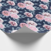 Weiße, rosa Blume auf dunkelblau. Geschenkpapier (Ecke)