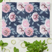 Weiße, rosa Blume auf dunkelblau. Geschirrtuch (Gefaltet)