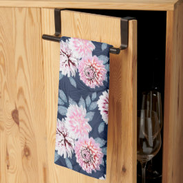 Weiße, rosa Blume auf dunkelblau. Geschirrtuch