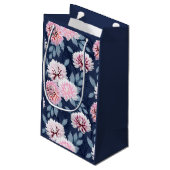 Weiße, rosa Blume auf dunkelblau. Kleine Geschenktüte (Rückseite Schrägansicht)