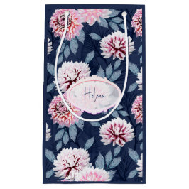 Weiße, rosa Blume auf dunkelblau. Kleine Geschenktüte