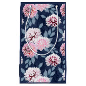 Weiße, rosa Blume auf dunkelblau. Kleine Geschenktüte (Vorderseite)