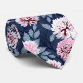 Weiße, rosa Blume auf dunkelblau. Krawatte (Gerollt)
