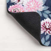 Weiße, rosa Blume auf dunkelblau. Mousepad (Ecke)