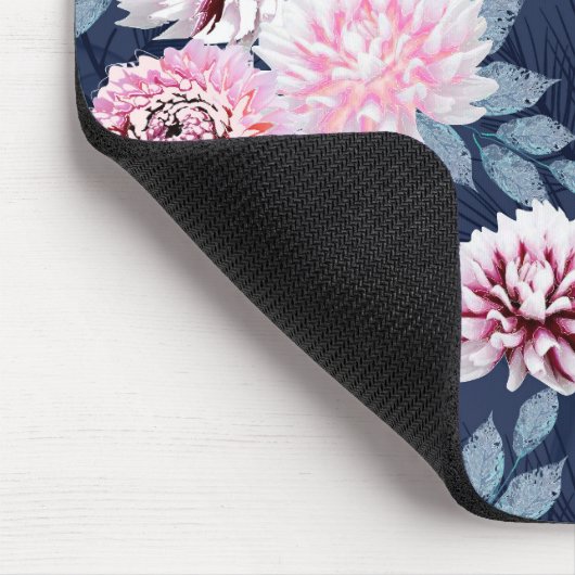 Weiße, rosa Blume auf dunkelblau. Mousepad (Ecke)