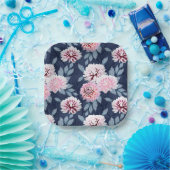 Weiße, rosa Blume auf dunkelblau. Pappteller (Party)