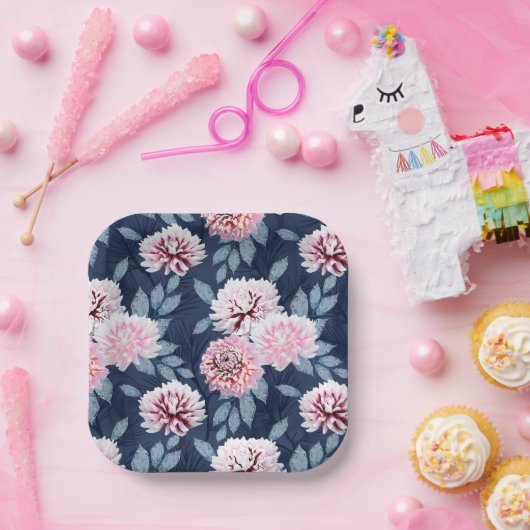 Weiße, rosa Blume auf dunkelblau. Pappteller (Party)