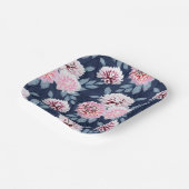 Weiße, rosa Blume auf dunkelblau. Pappteller (Gewinkelt)