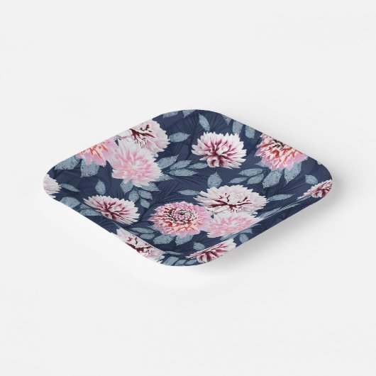 Weiße, rosa Blume auf dunkelblau. Pappteller (Gewinkelt)