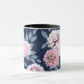 Weiße, rosa Blume auf dunkelblau. Tasse (Zentrum)