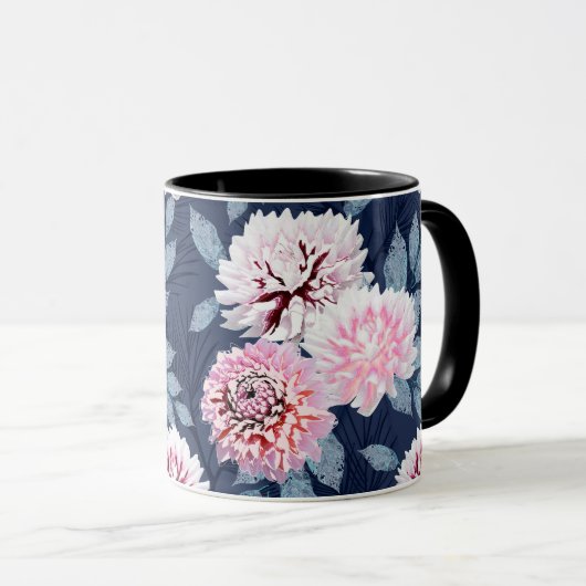 Weiße, rosa Blume auf dunkelblau. Tasse (VorderseiteRechts)