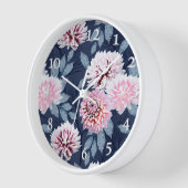 Weiße, rosa Blume auf dunkelblau. Uhr (Winkel)