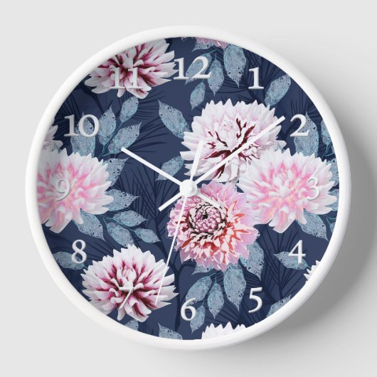 Weiße, rosa Blume auf dunkelblau. Uhr (Vorderseite)