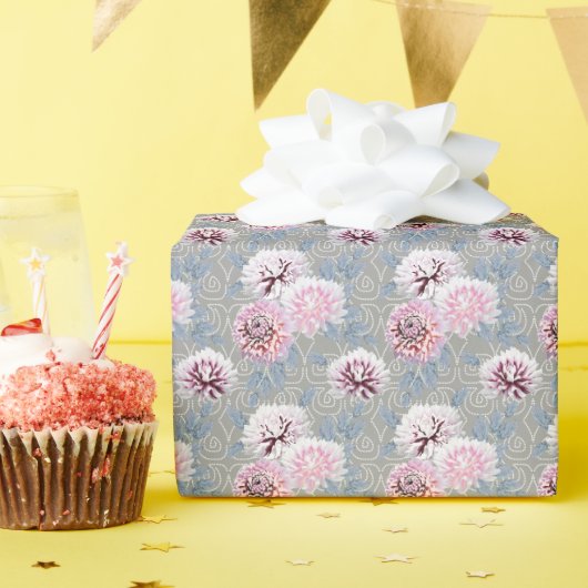 Weiße, rosa Blume auf grau. Geschenkpapier (Geburtstagsparty)