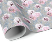 Weiße, rosa Blume auf grau. Geschenkpapier (Rolleneckpunkt)