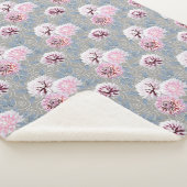 Weiße, rosa Blume auf grau. Sherpadecke (3/4)