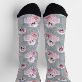 Weiße, rosa Blume auf grau. Socken (Oben)