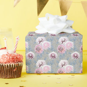 Weiße, rosa Blumen auf Grau. Geschenkpapier