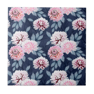 Weiße, rosa Blüten auf dunkelblau. Fliese