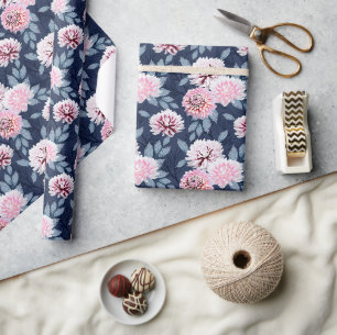 Weiße, rosa Blüten auf dunkelblau. Geschenkpapier