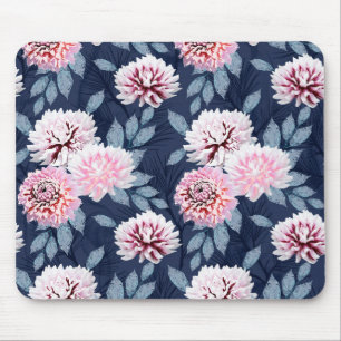 Weiße, rosa Blüten auf dunkelblau. Mousepad