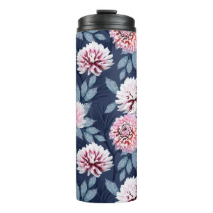 Weiße, rosa Blüten auf dunkelblau. Thermosbecher
