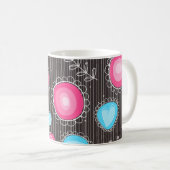 Weiße, rosa und blaue Herzen und Blume blühend Kaffeetasse (VorderseiteRechts)