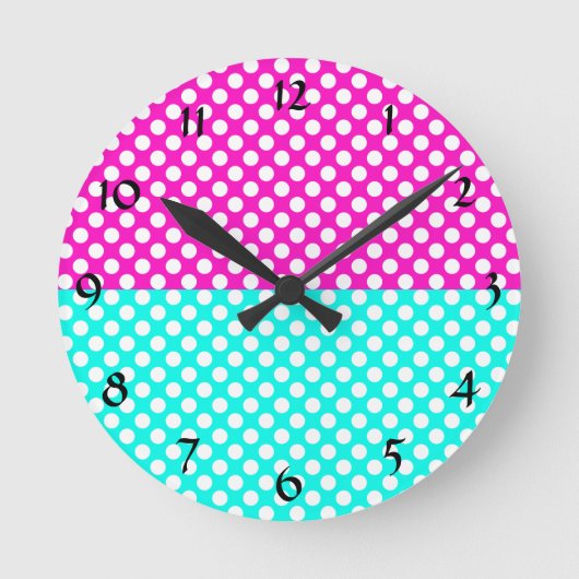 Weiße, rosa und blaue Polka-Stelle Runde Wanduhr (Vorderseite)