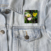 Weiße, rosa und gelbe Tulpen im Garten Button (Beispiel)