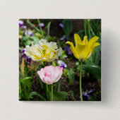 Weiße, rosa und gelbe Tulpen im Garten Button (Vorderseite)