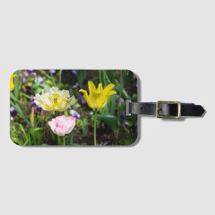 Weiße, rosa und gelbe Tulpen im Garten Gepäckanhänger
