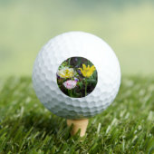 Weiße, rosa und gelbe Tulpen im Garten Golfball (Insitu T-Shirt)