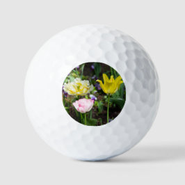 Weiße, rosa und gelbe Tulpen im Garten Golfball