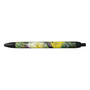 Weiße, rosa und gelbe Tulpen im Garten Kugelschreiber