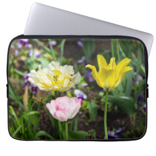 Weiße, rosa und gelbe Tulpen im Garten Laptopschutzhülle