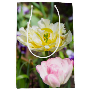 Weiße, rosa und gelbe Tulpen im Garten Mittlere Geschenktüte
