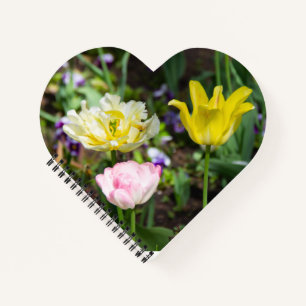 Weiße, rosa und gelbe Tulpen im Garten Notizblock