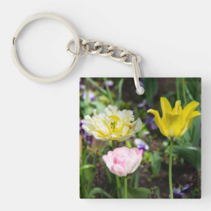 Weiße, rosa und gelbe Tulpen im Garten Schlüsselanhänger