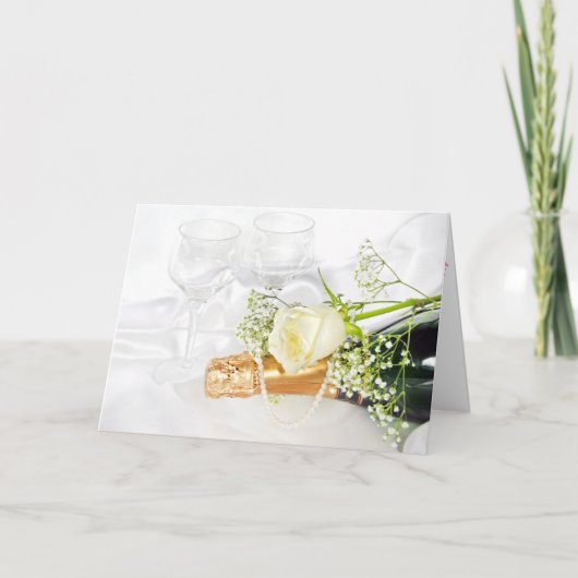 Weiße Rose auf Champagnerflasche mit Perlen Karte (Vorderseite)