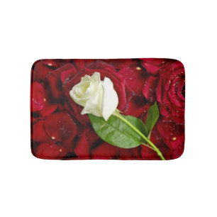 Weiße Rose auf roten Blumenblättern Badematte