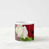 Weiße Rose auf roten Blumenblättern Espressotasse (Vorderseite)